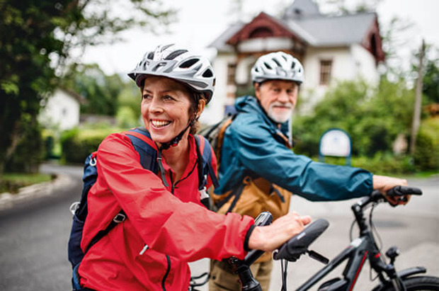 Älteres Paar macht Fahrradtour