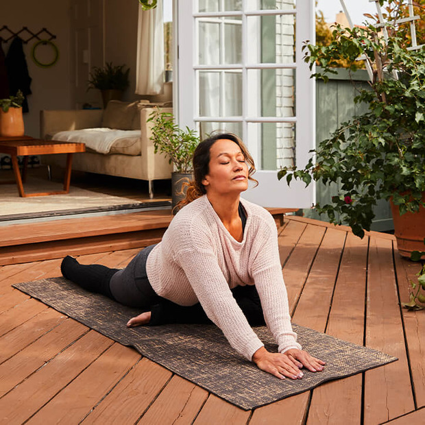 Frau macht Yoga